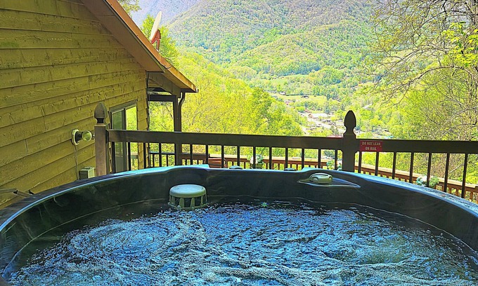 Maggie Valley Cabin | Unforgettable Views at Hawks Nest: Top-Rated Valley Retreat
