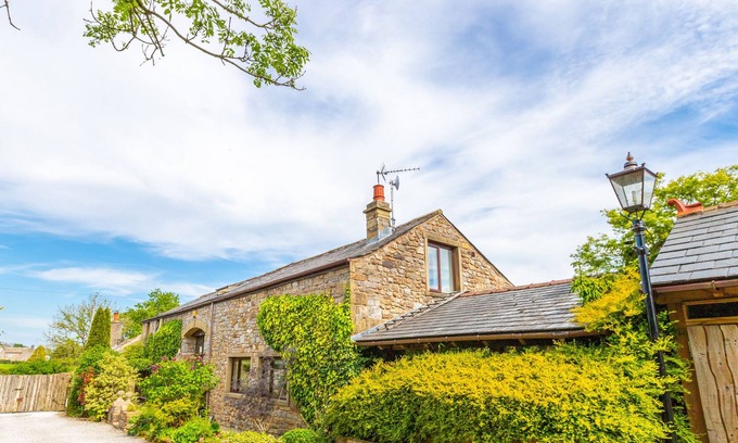 Clitheroe Cottage | Pet-Friendly Haven: The Hawthorns in Gisburn Awaits You