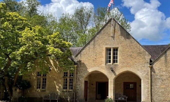 Frome Cottage | Indulge at The Hay Loft, Orchardleigh Estate with Lake Views