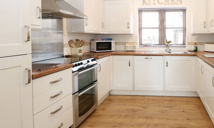 West End Cottage | Discover The Haybarn: Pet Friendly with Breakfast Included