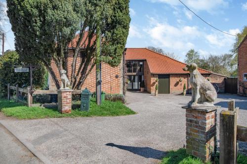 Thetford House | Pet-Friendly Haven at The Hayloft - 4-Star Comfort Awaits