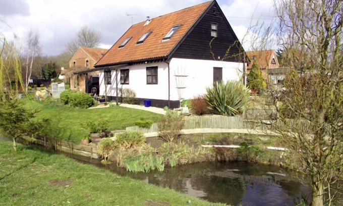 West End Apartment | Cozy Hayloft: Pet Friendly Cottage in Necton Awaits You