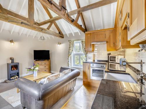 Burgh le Marsh House | Discover The Hayloft: Pet-Friendly Retreat with Hot Tub