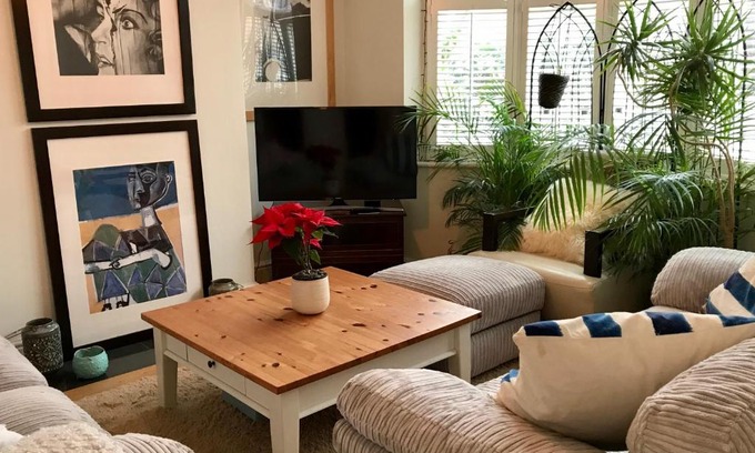 Headington House | Relax at The Headington Orchard - Family-Friendly Retreat