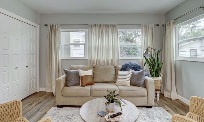 Downtown Dunedin Apartment | Explore Downtown Dunedin: Oceanfront Stay with Spa & Breakfast