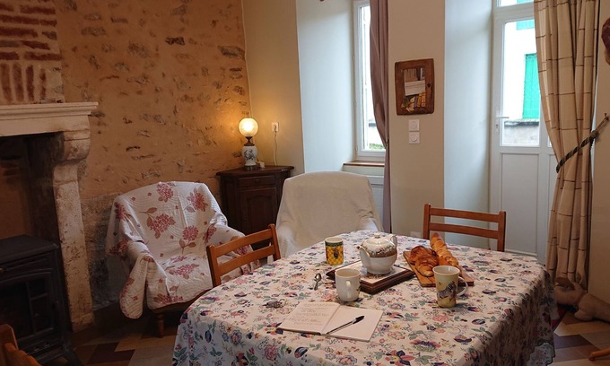 Le Menoux House | Cozy Hedgehog Cottage: Family-Friendly with Kitchen Access