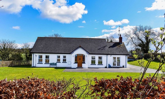 Downpatrick House | Guest Rated 9.8: The Heights & Hollows Farmhouse Getaway