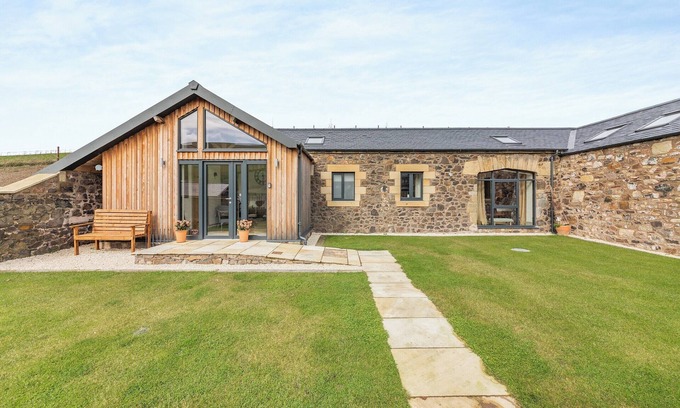 Cornhill on Tweed Cottage | Exceptional 2 Bedroom Stay in West Moneylaws with Lake View