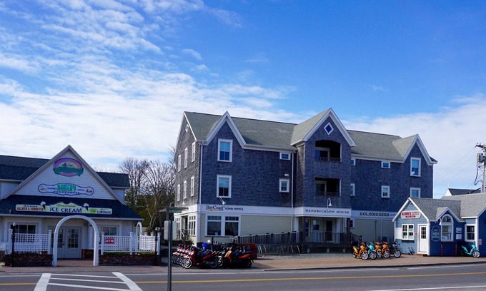 Block Island House | Experience The Hendrickson House: Spa, Breakfast & Family Fun
