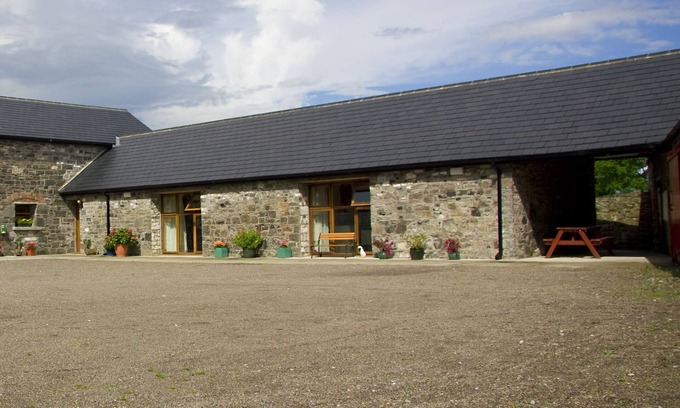 Ashbourne House | Family-Friendly 4-Star Farm Stay with Kitchen & Breakfast