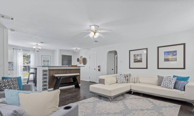 Ocean Springs House | Heron House: Game Room Retreat Near Beach and Downtown