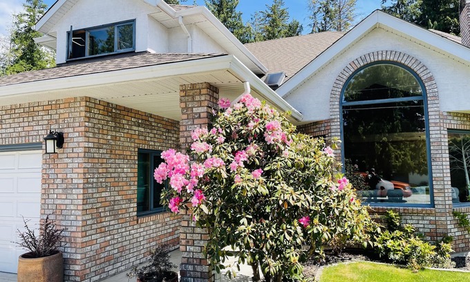 Sicamous House | Discover The Hi-Mark House: Oceanfront Retreat with Spa