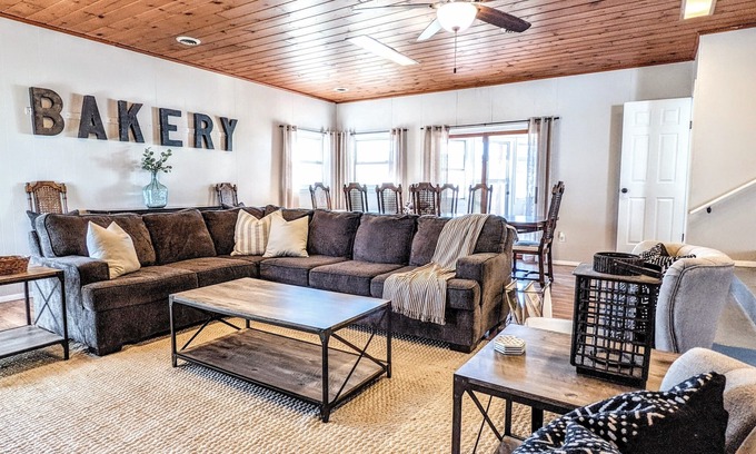 Three Oaks House | Discover The Hickory House - Steps from Downtown Three Oaks