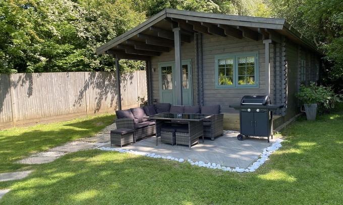 Darwin Cottage | Discover The Hidden Cottage: Spa Retreat & 10/10 Reviews