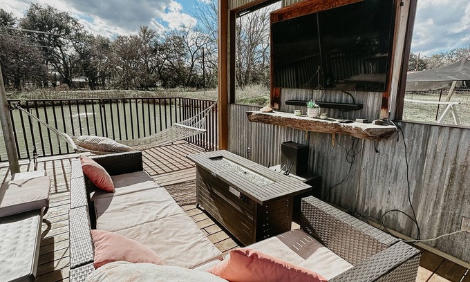 Mason House | Discover The Hidden Gem: Family-Friendly with Pool & Breakfast