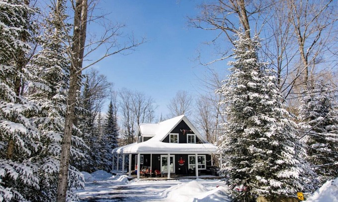 Eagle Lake Cottage | Relax at The Hidden Porch: Hot Tub & Sauna Retreat