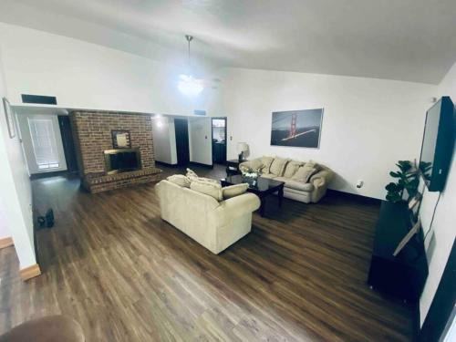 Humble House | Cozy Hideaway 4B/2B House Near IAH with Free Breakfast