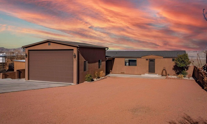 Greenehaven House | Inviting Hideaway with 50 Mile Views & Family-Friendly Amenities