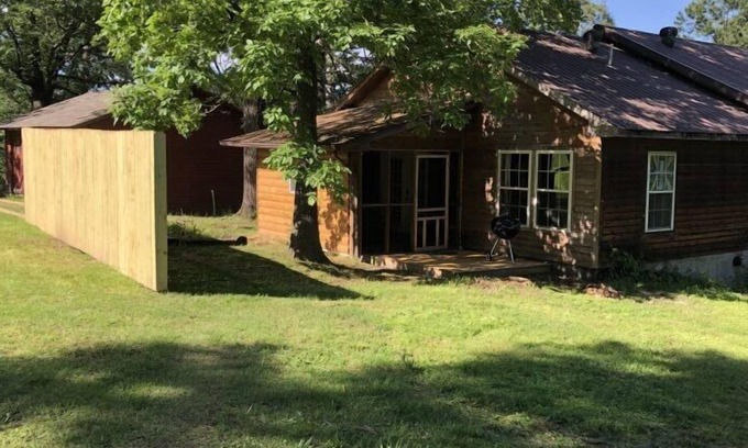 Eureka Springs Apartment | Cozy Retreat: The Hideaway at Bear Mountain Log Cabins