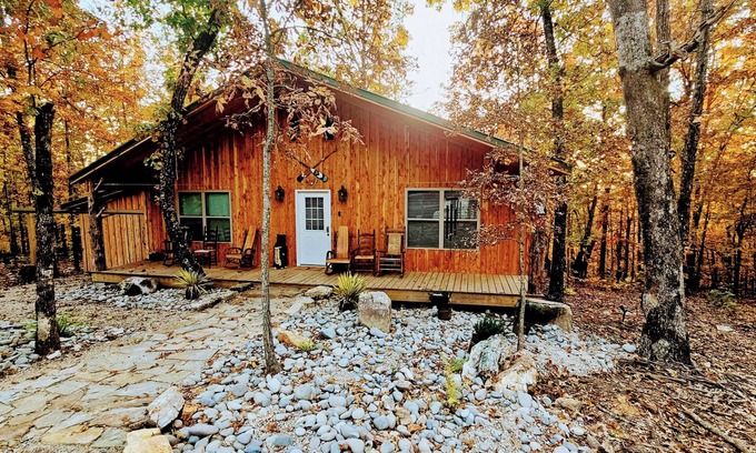 Mammoth Spring Cabin | Cozy Cedar Cabin: Pet Friendly Retreat in the Ozarks