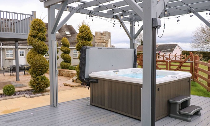 Magherafelt Cottage | Relaxing Retreat: The Hideaway Cottage with Hot Tub