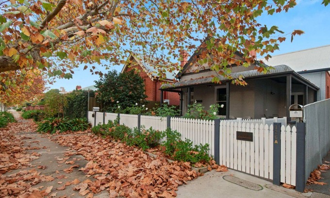 Wagga Wagga House | The Hideaway - Charming Cottage, Entertaining Area