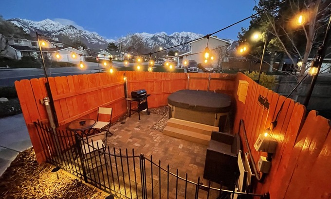 Sandy House | Relaxing 2-Bedroom Apartment Steps from Ski Slopes