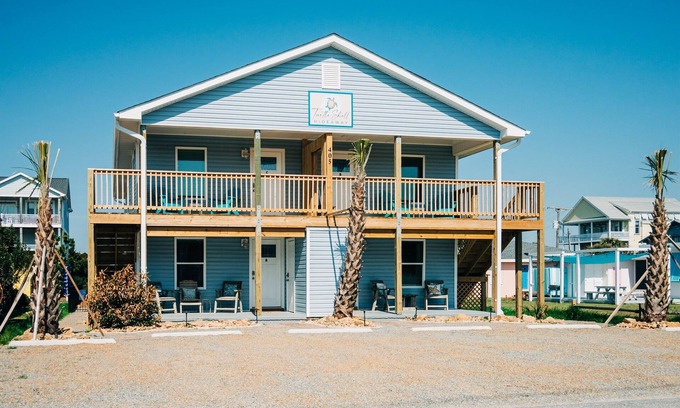 Surf City Apartment | Pet-Friendly Oasis at The Hideaway D - Beach Retreat