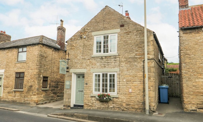 Snainton House | Family-Friendly The Hideaway with Hot Tub in Snainton