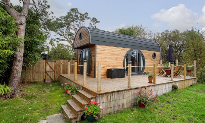 Criccieth Cottage | Family-Friendly Hideaway Pod with Hot Tub in Criccieth