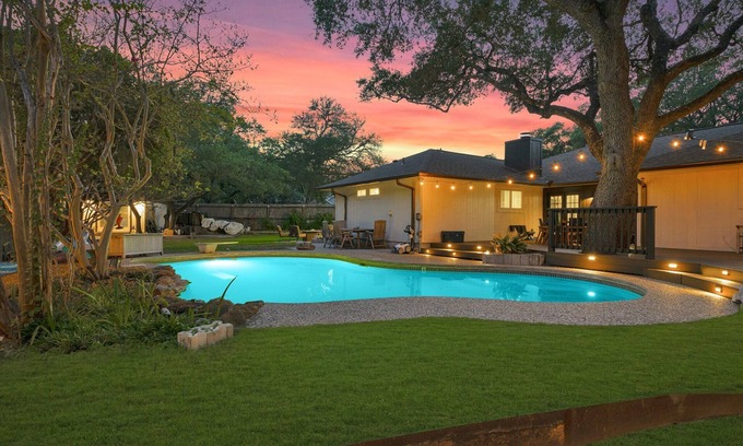 East Oak Hill House | Guest Rated 10/10: The Hideaway Vaca-South Austin Oasis