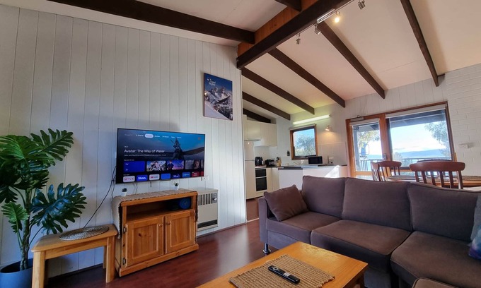 Jindabyne Apartment | Pet-Friendly Hideout with Lake Views and Ski Storage