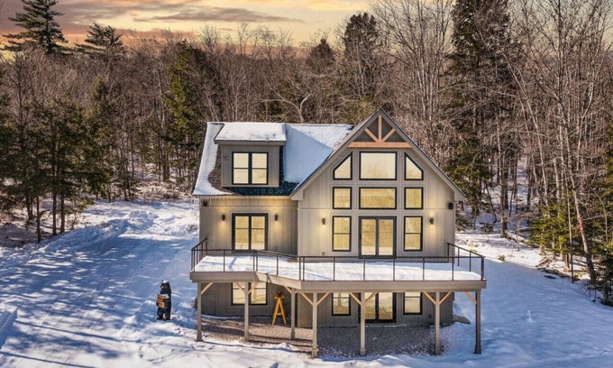 Center Conway House | The Hideout | New, Views, Theater, Fireplace, Deck