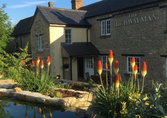 Kidlington Bed & Breakfast | Pet-Friendly Getaway at The Highwayman Hotel with Breakfast