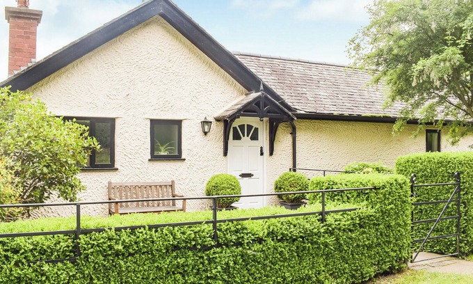 Halfway House Cottage | Cozy 1-Bedroom Retreat in Crew Green, Near Welshpool