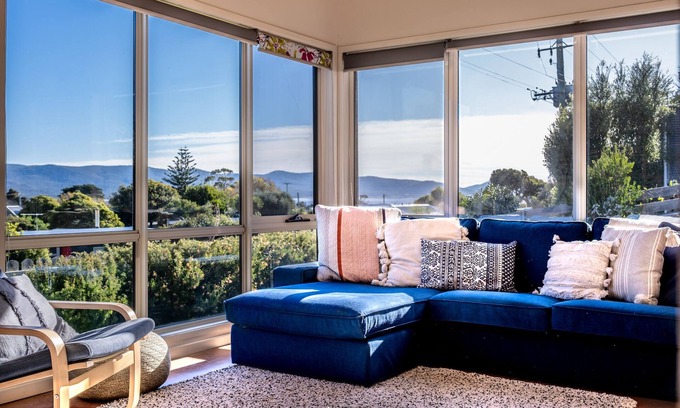 Bicheno House | Hill House: Breathtaking Views & Family-Friendly Amenities