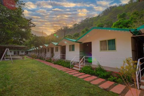 Dhunar Gaon Hotel | Relaxing Stay at The Hill Mount Resort Shivpuri Near Attractions