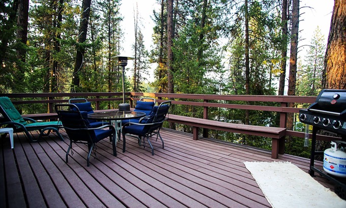 Garden Valley House | Hillside Hideaway: Retro Meets Modern, Steps to Pool & Golf