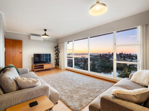 Tauranga House | Inviting Family Retreat at The Hilltop Hideaway