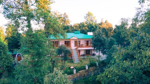 Vijaypur House | Experience The Himalayan Woods in Chaukhori: Pet Friendly Stay