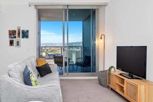 Adelaide Central Business District Apartment | Explore The Hindmarsh: Scenic Hotel with Pool Access