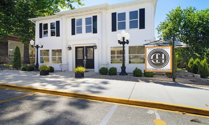 Cotter Bed & Breakfast | Experience the Historic Commercial Hotel - Steps from the River!