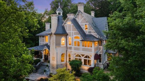 Staunton Hotel | Timeless Comfort at The Historic Inn at Oakdene