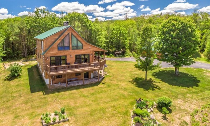 Brownfield House | Experience The Hive at Blue Spruce Lodge with Mountain Views