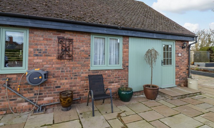 Hay-on-Wye Cottage | THE HIVE, romantic, with a garden in Colwall, Herefordshire
