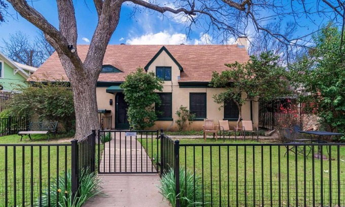 Georgetown House | Family-Friendly Retreat at The Hobbit House with Kitchen Access