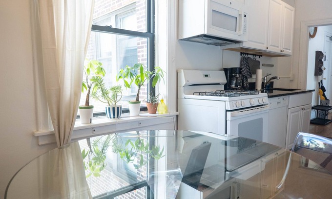 Hoboken Condo | Ideally Located Hoboken Spot with Family-Friendly Amenities