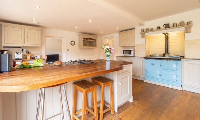 East Rudham House | Discover The Hogg and Apple Store, Family & Pet-Friendly Retreat