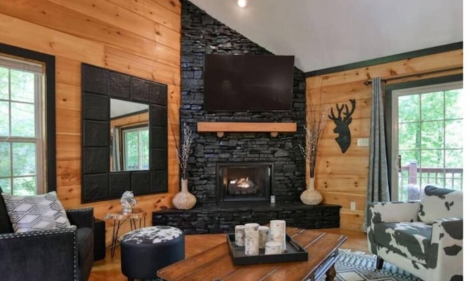 Townsend Cabin | Elevate Your Stay at The "Hole" Golf Course Cabin Retreat
