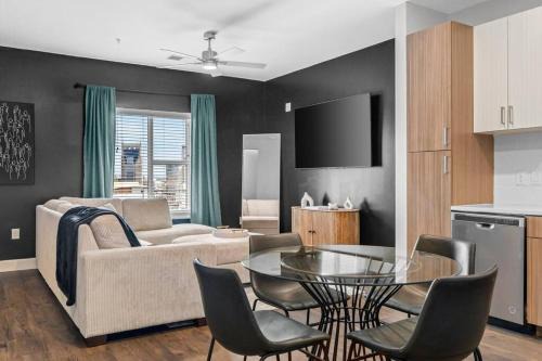 The Gulch Apartment | Explore The Hollywood Suite The Gulch with Ocean Views